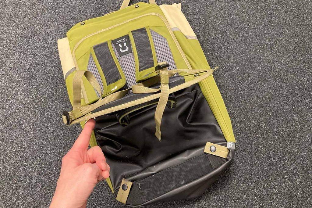 Nahaufnahme Klappe an einem Rucksack, die man umlegen kann