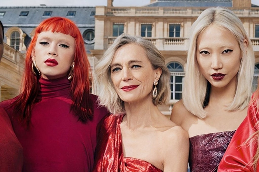 Drei Frauen in roter Kleidung mit unterschiedlichen Haarfarben und in unterschiedlichem Alter. Alle tragen unterschiedliche rot bis dunkelrote Lippenstifte.