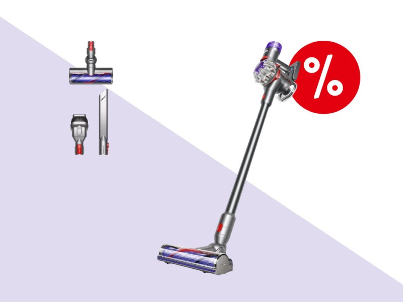 Silbern lila Dyson V8 Akkustaubsauger schräg aufgestellt mit drei Düsen links auf hellviolettem weißem Hintergrund mit rotem Prozentbutton oben rechts