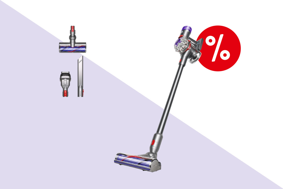 Silbern lila Dyson V8 Akkustaubsauger schräg aufgestellt mit drei Düsen links auf hellviolettem weißem Hintergrund mit rotem Prozentbutton oben rechts