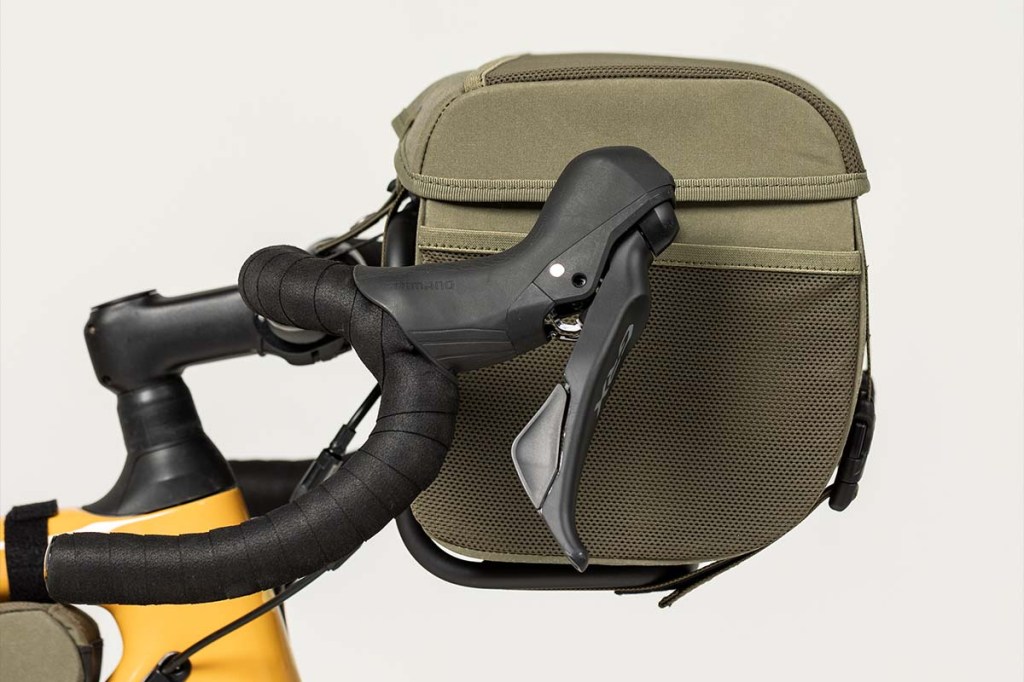 Nahaufnahme von der seite, Frontgepäckträger an einem Fahrradlenker mit passender Tasche