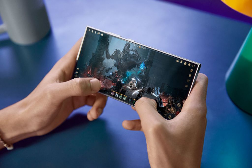 Jemand spielt ein Game auf einem Samsung Galaxy S24 Ultra