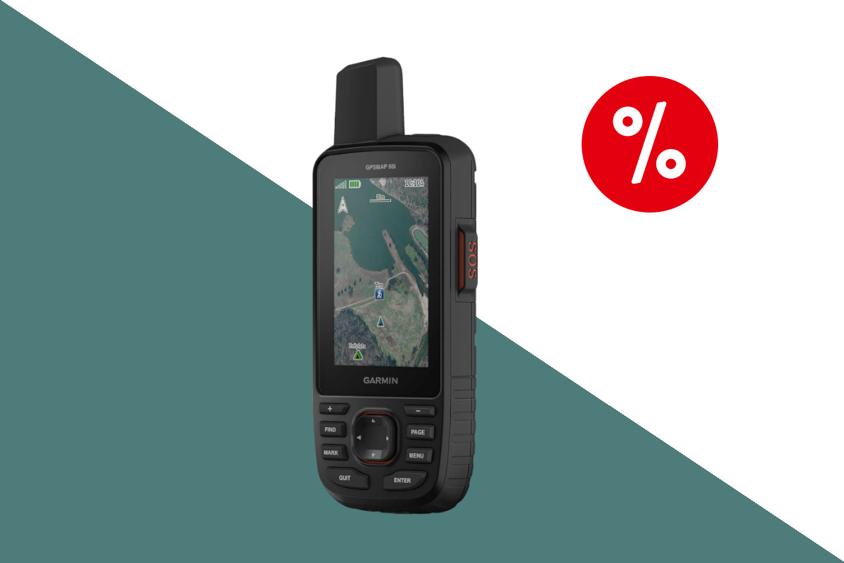 Schwarzes längliches Garmin-GPS mit kurzer dicker Antenne oben links schräg von vorne zeigt blau grüne Karte auf dunkelgrün weißem Hintergrund mit rotem Prozentbutton oben rechts