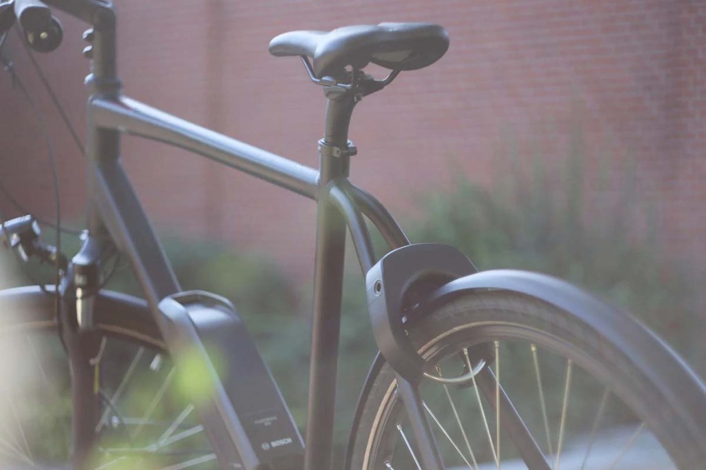Fahrrad im Anschnitt, es ist mit einem smarten Rahmenschloss ausgestattet