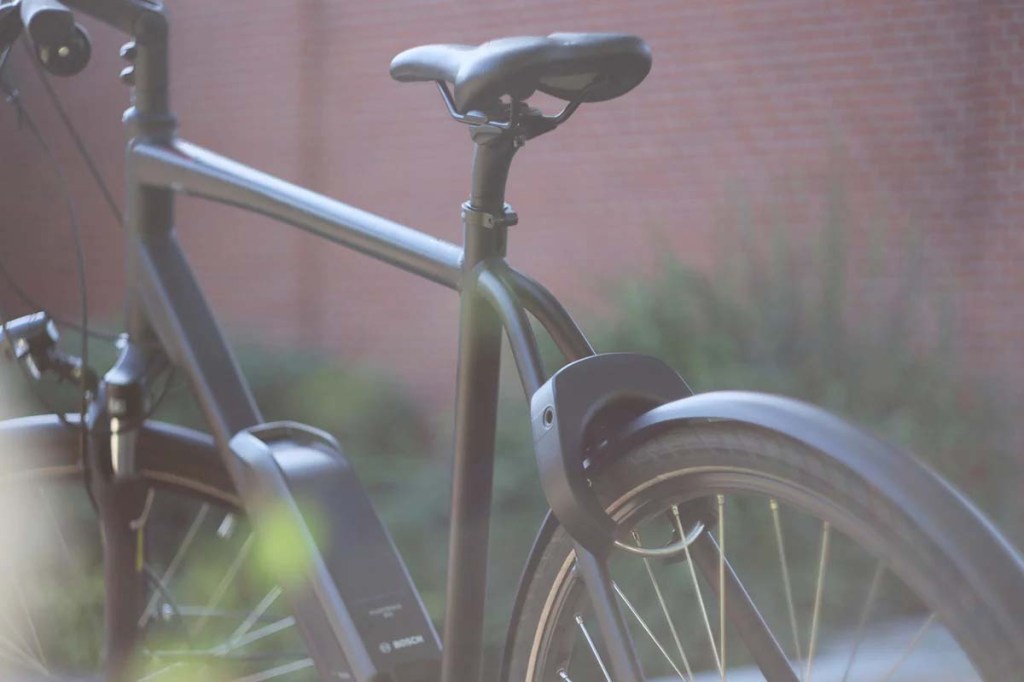 Fahrrad im Anschnitt, es ist mit einem smarten Rahmenschloss ausgestattet