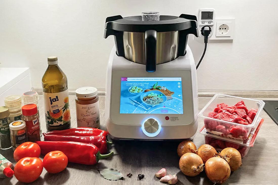 Aufmacher: Der Monsieur Cuisine Smart mit Zutaten für ein Gulasch auf einer Arbeitsplatte in der Küche.