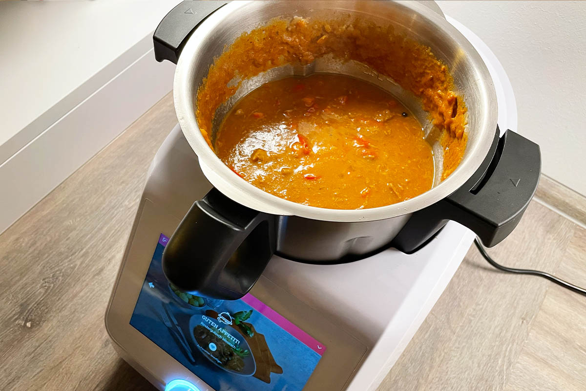 Fertiges Gulasch im Mixtopf des Monsieur Cuisine Smart.