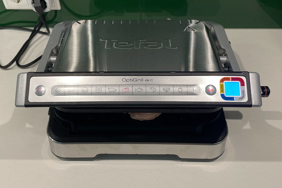 Der geschlossene Tefal OptiGrill 4in1 mit blauer Garanzeige.