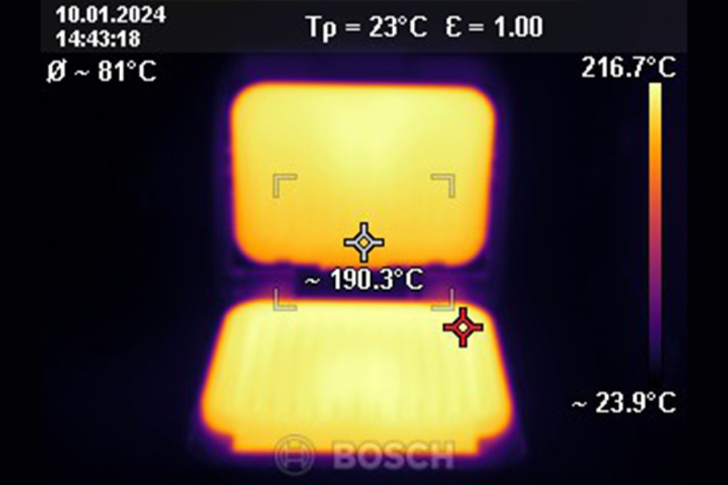 Ein Bild einer Wärmebildkamera vom Tefal-Kontaktgrill. Beide Grillflächen leuchten einheitlich gelb.