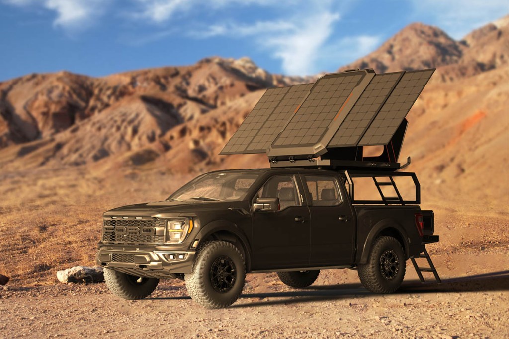 Das neue Solar-Dachzelt von Jackery mit ausgeklappten Solarpanels auf einem Pickup-Truck in einer Wüstenumgebung.