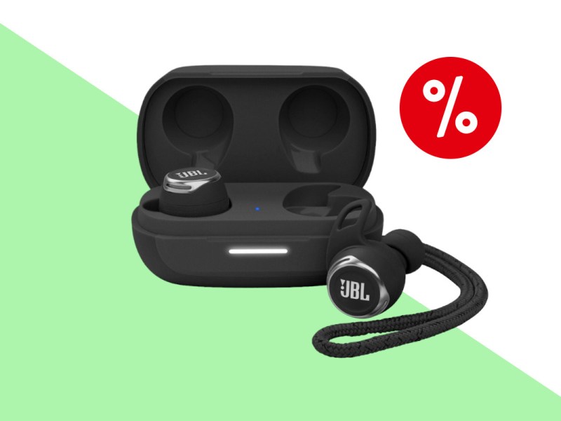 Schwarze JBL-In-Ear-Kopfhörer in schwarzem geöffnetem Lade-Case, einer liegt rechts davor, auf grün weißem Hintergrund mit rotem Prozentbutton rechts oben