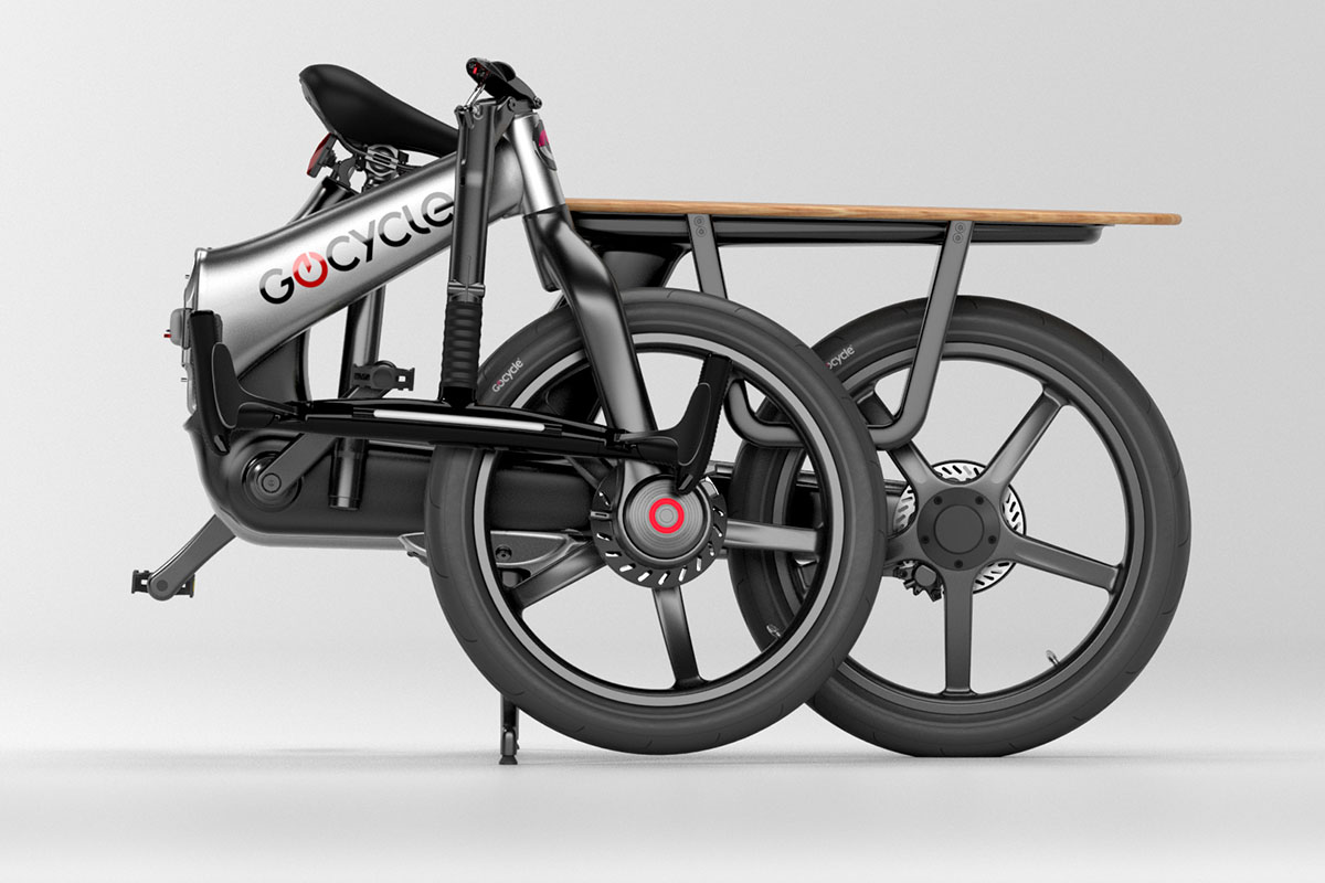 Zusammengefaltetes Cocycle E-Cargo-Bike vor grauem Hintergrund.