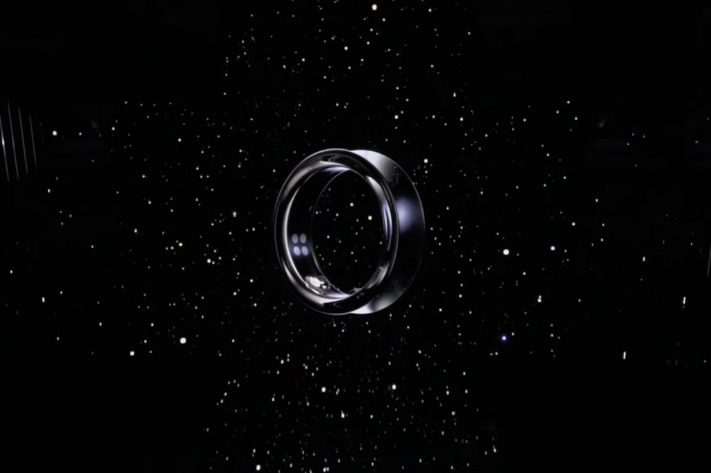 Ein erstes Bild vom Samsung Galaxy Ring, vor schwarzem Hintergrund.