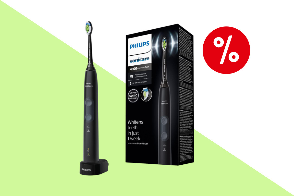 Schwarze Philips Sonicare ProtectiveClean 4500 links aufgestellt schräg von vorne, rechts etwas nach hinten versetzt der Karton schräg von vorne auf hellrün weißem Hintergrund mit rotem Prozentbutton oben rechts