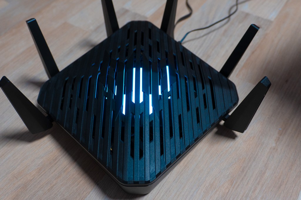 Der Acer Predator Connect W6 im Betrieb mit blau hiterleuchtetem Gehäuse-