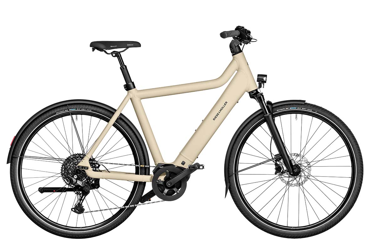 cremefarbenes E-Bike auf weißem Grund