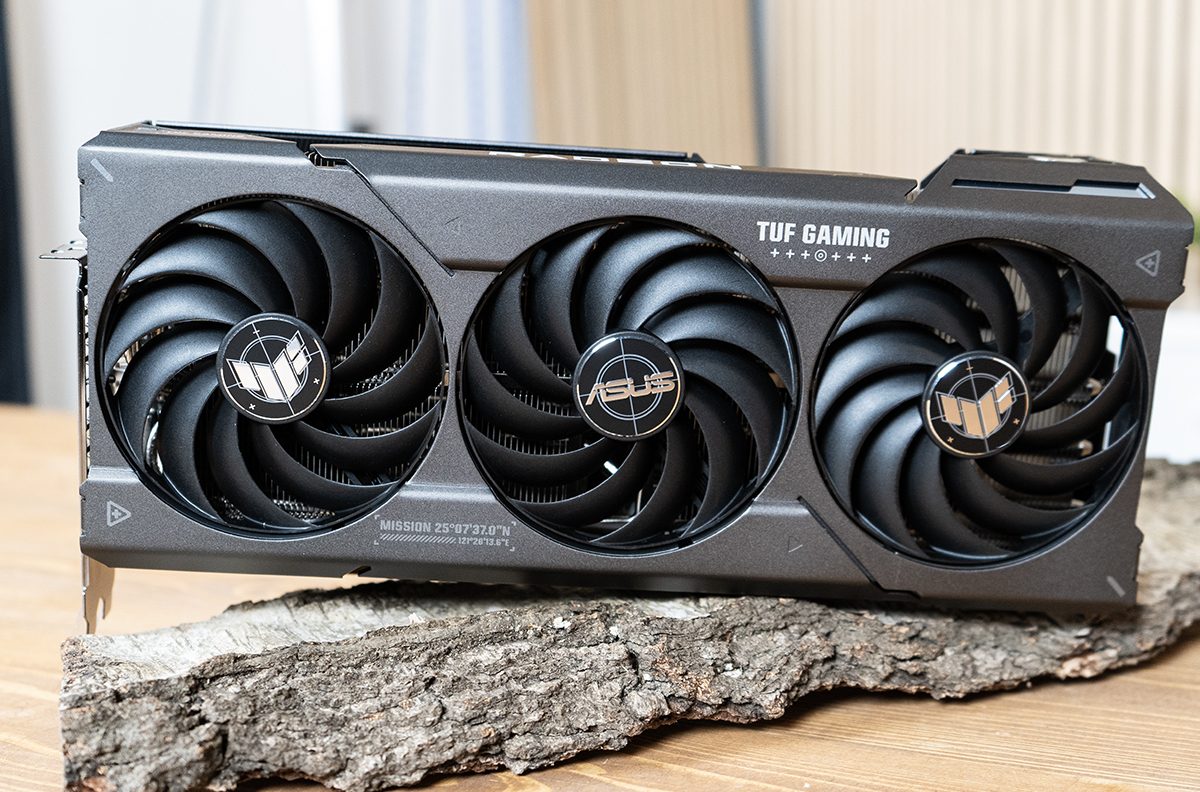 Die silbergraue Grafikkarte ASUS TUF Gaming Radeon 7800 XT OC von der Seite fotografiert.