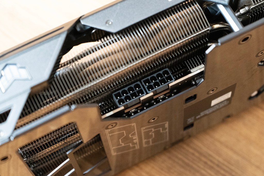Die beiden Achtpin-Stecker der Grafikkarte ASUS TUF Gaming Radeon 7800 XT OC von der Seite fotografiert.