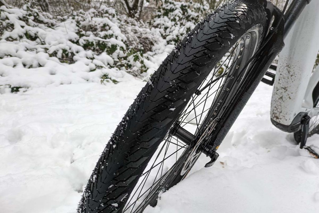 Nahaufnahme Fahrradreifen, im Schnee stehend