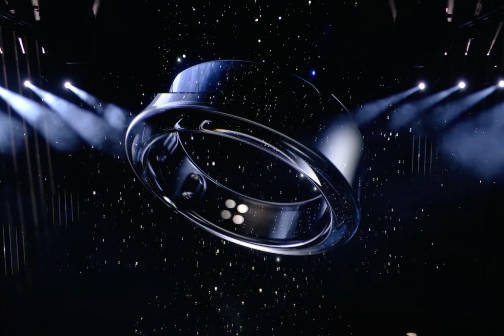 Ein Bild vom Samsung Galaxy Ring, vor schwarzem Hintergrund.
