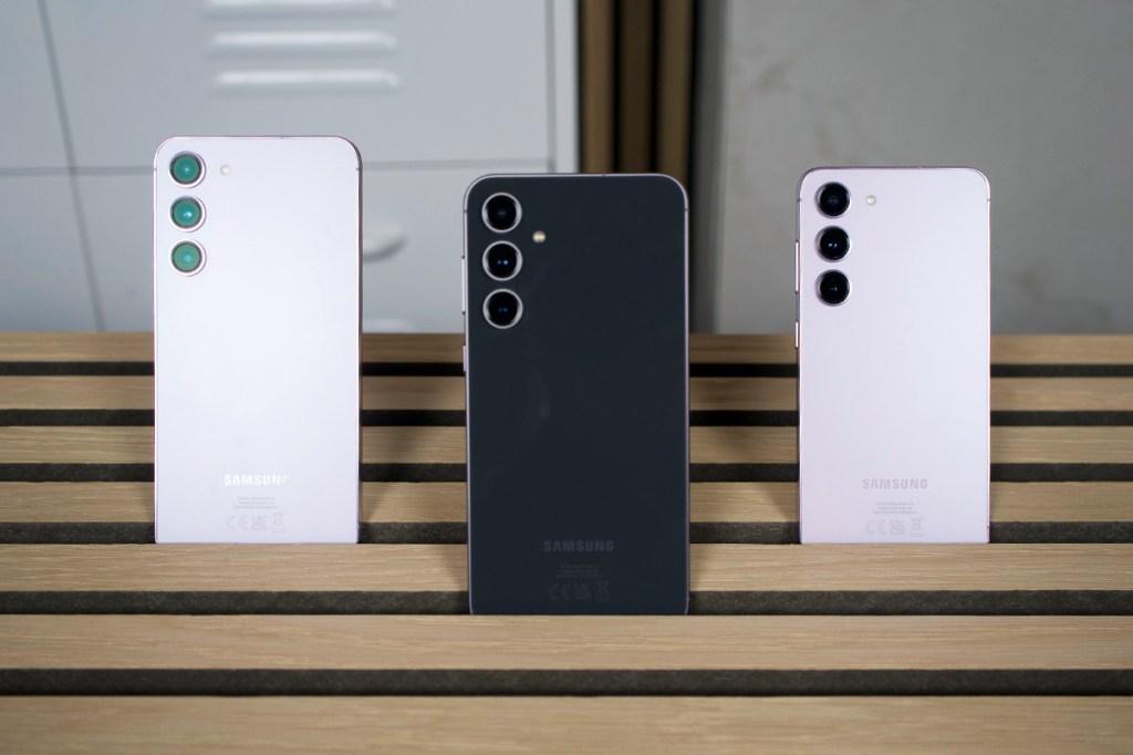 Drei Smartphones der Samsung-S23-Reihe nebeneinander.