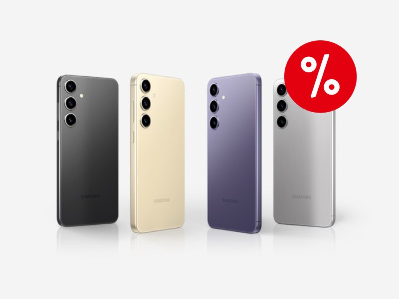 Samsung Galaxy S24 viermal versetzte nebeneinander schräg von hinten in verschiedenen Farben auf grauem Hintergrund mit rotem Prozentzeichen oben rechts