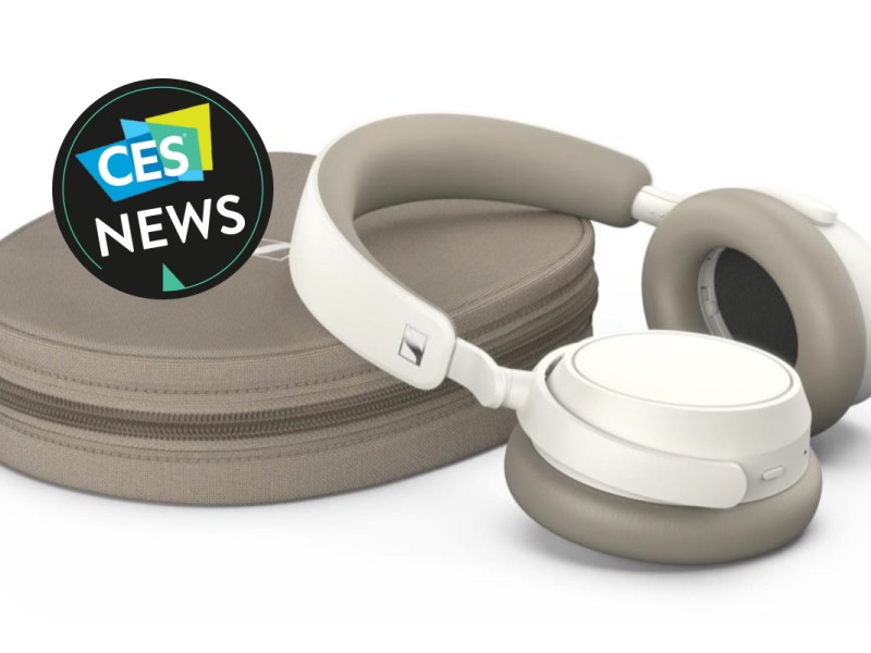 Der Sennheiser-Kopfhörer Accentum Plus in Weiß-Grau vor weißem Hintergrund mit Reisetasche in Grau.