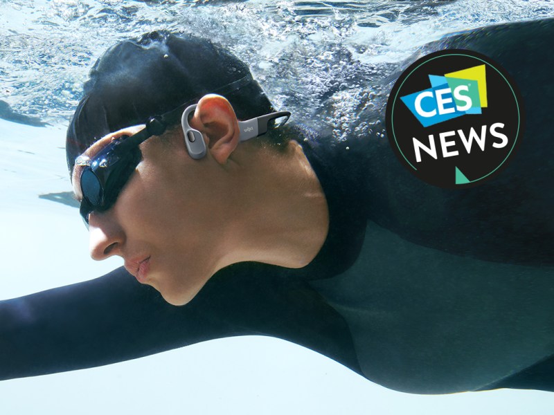 Ein Schwimmer trägt die Knochenschall-Hörer Shokz OpenSwim Pro unter Wasser.