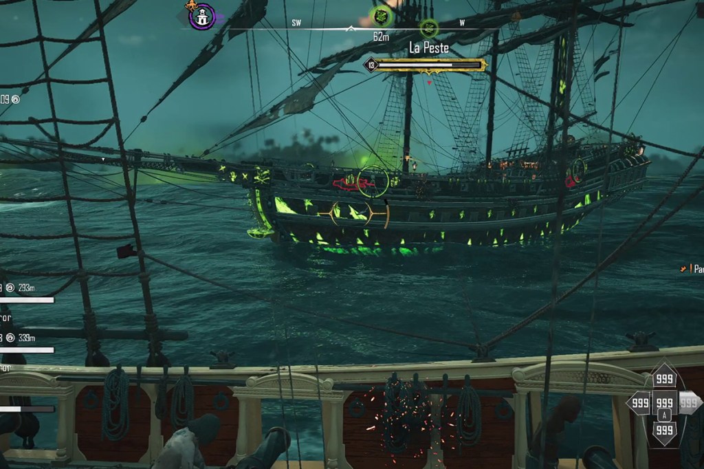 Screenshot aus dem Spiel Skull & Bones der Spieler zielt auf das Schiff des Bosses La Peste. Der Gegner ist in grünes Leuchten und Nebel gehüllt.