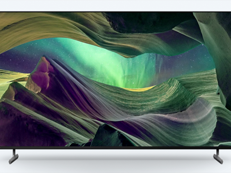 Der Sony X85L vor weißem Hintergrund.