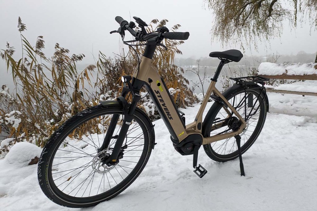 goldenes E-Bike in einer winterlichen Landschaft