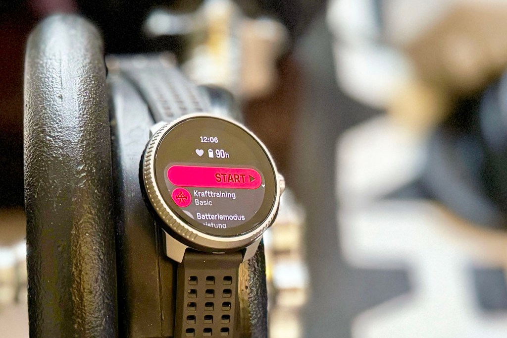 Smartwatch Suunto Race auf einer Hantel