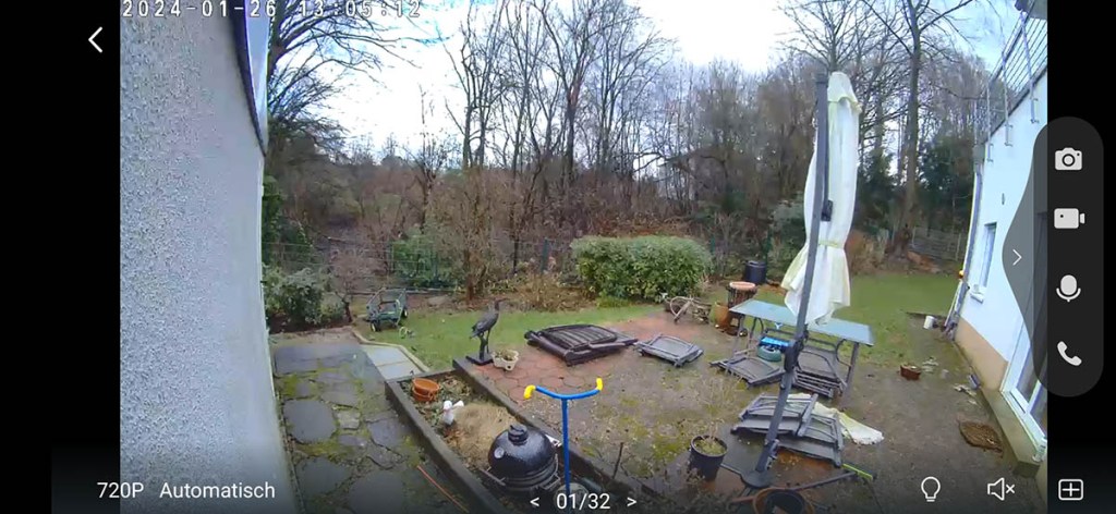 Scrennshot des Kamerabildes, das einen Garten zeigt.