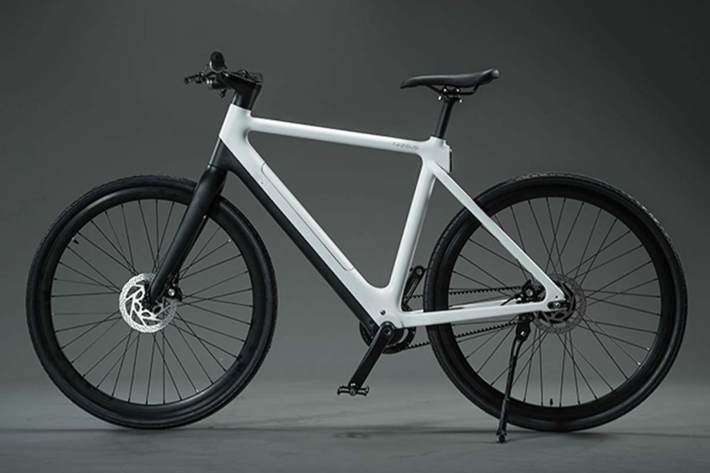 Productshot City-E-Bike in weiß auf grauem Hintergrund