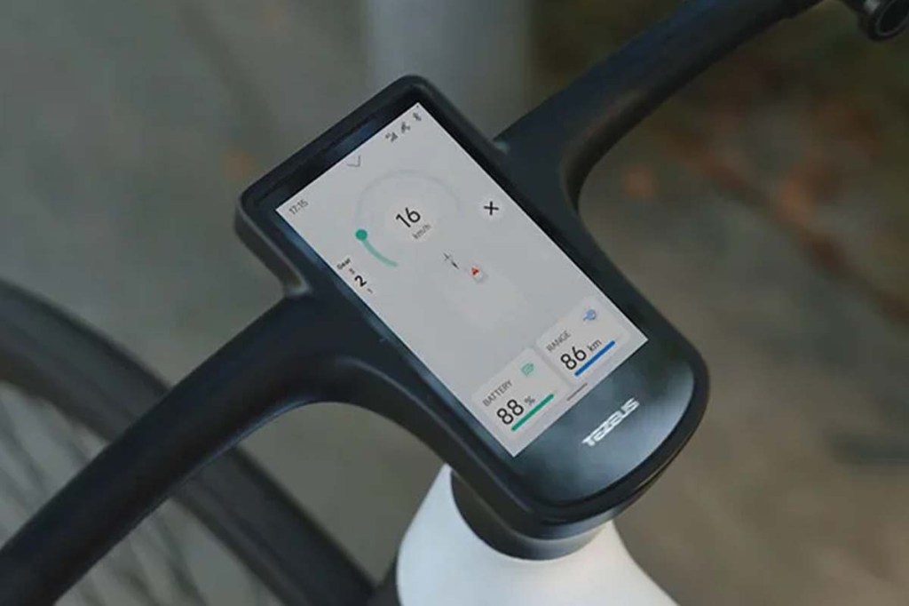 Nahaufnahme Display von E-Bike, welches im Lenker integriert ist