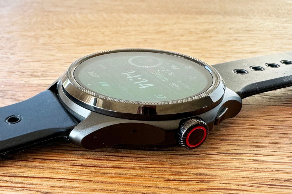 Die Mobvoi TicWatch Pro 5 von der Seite