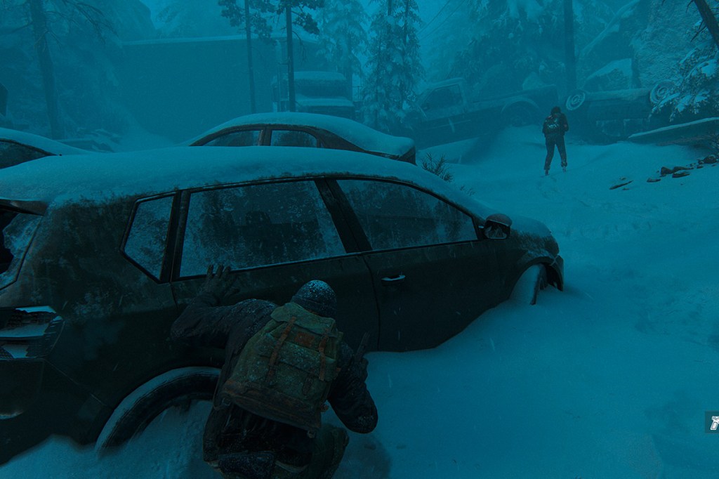 Ein Screenshot aus dem Videospiel The Last of Us Part 2 Remastered für PS5. Zu sehen ist jemand, der hinter einem Auto im Schnee kauert.