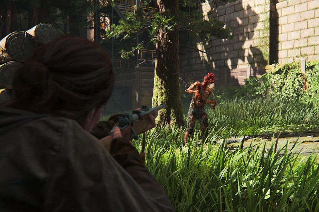 Ein Screenshot aus dem Videospiel The Last of Us Part 2 Remastered für PS5. Zu sehen ist, wie jemand mit einem Gewehr auf einen Zombie zielt.