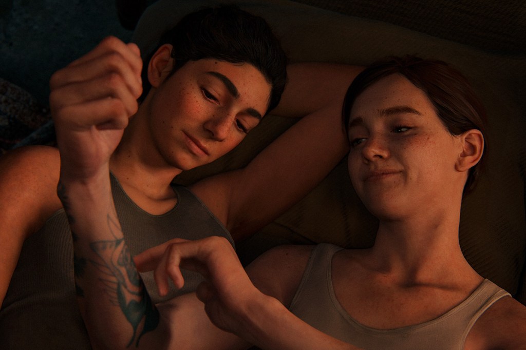 Ein Screenshot aus dem Videospiel The Last of Us Part 2 Remastered für PS5. Zu sehen sind zwei junge Frauen, die das Tattoo einer der beiden anschauen.