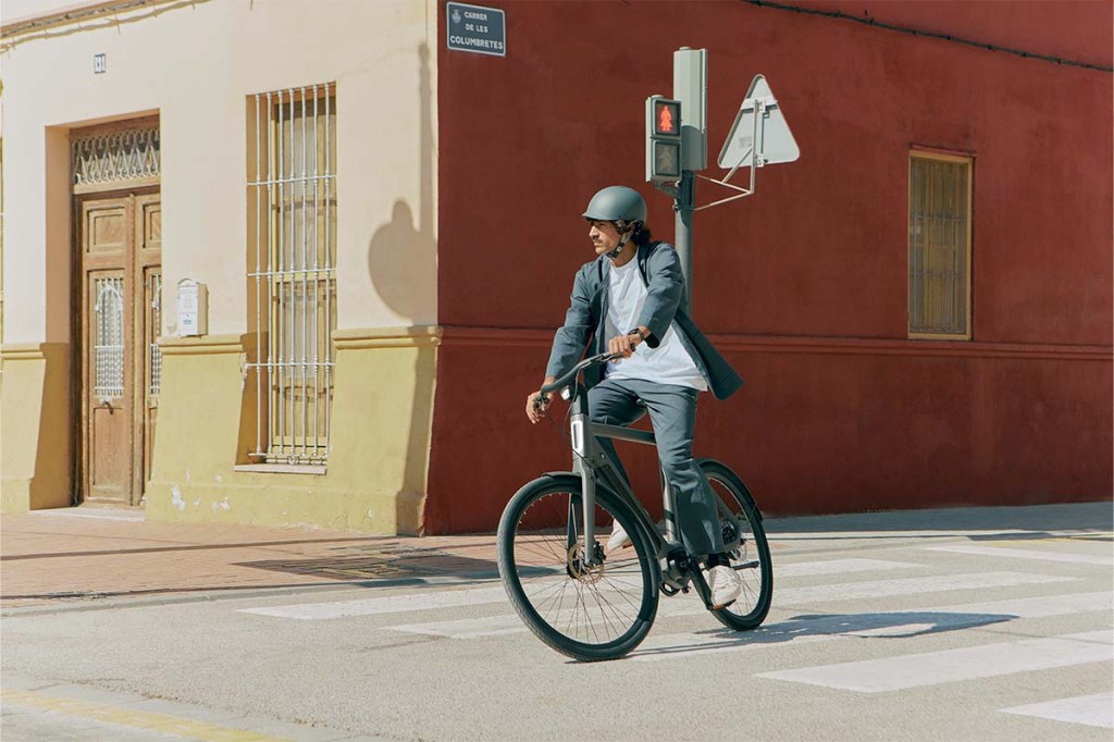 Person fährt mit einem E-Bike durch die Stadt