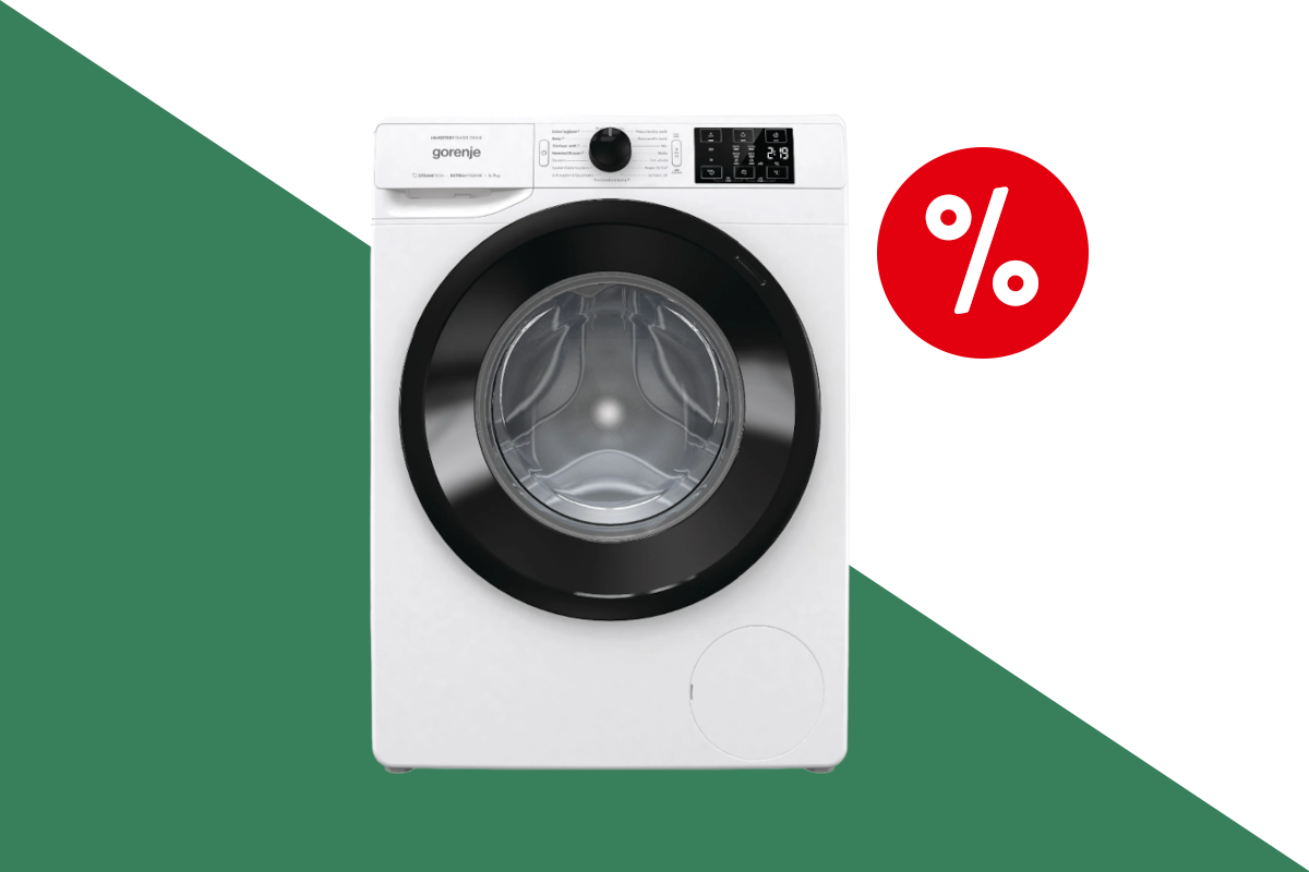 Die weiße Waschmaschine von Gorenje auf einem weiß-grünen Hintergrund.