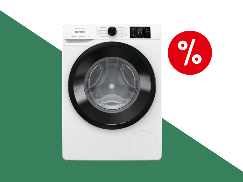 Die weiße Waschmaschine von Gorenje auf einem weiß-grünen Hintergrund.