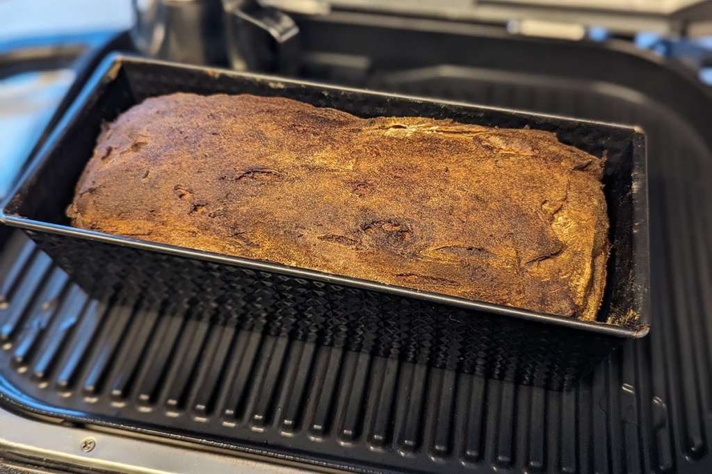 Ein Brot in einer Backform im Woodfire