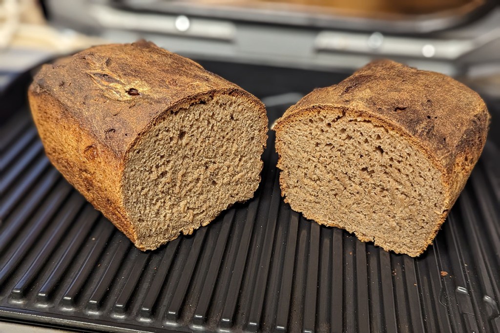 Das fertige Brot, aufgeschnitten, auf dem Ninja Woodfire liegend