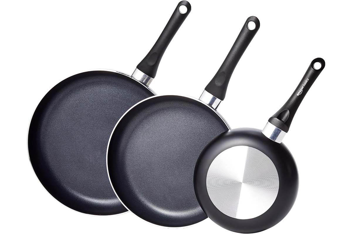 Productshot von drei verschiedengroßen Pfannen nebeneinander