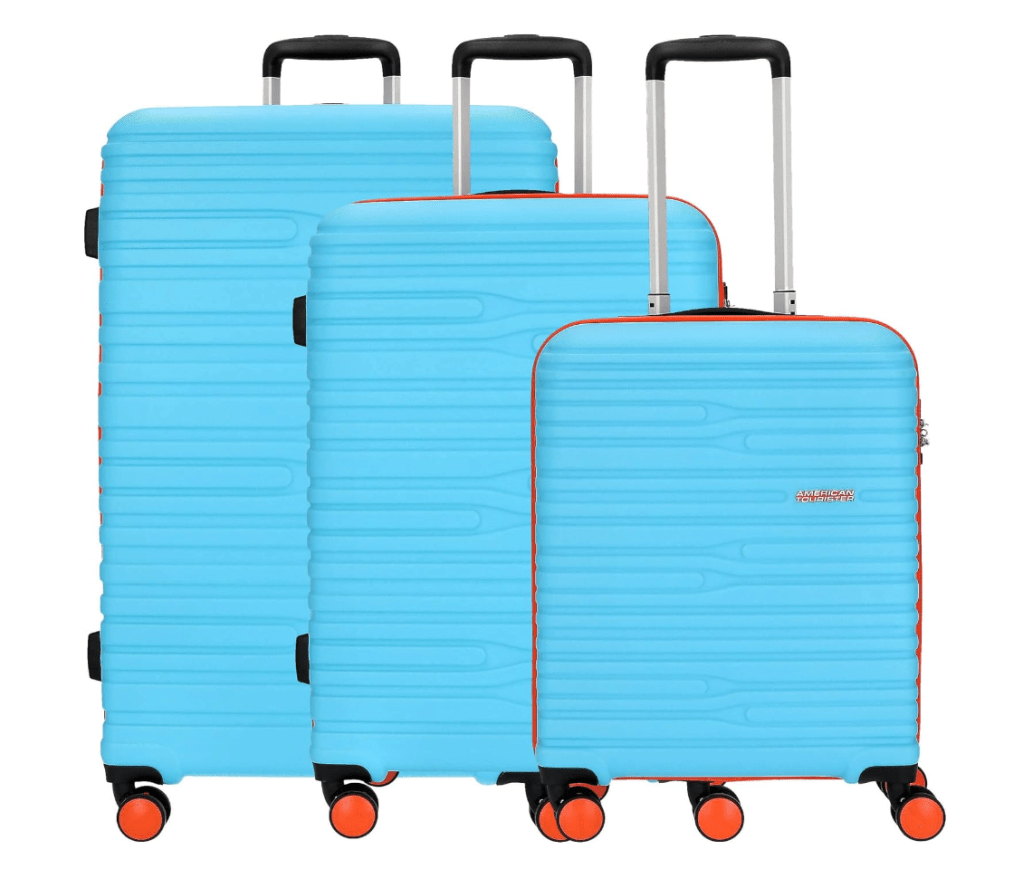 Drei hellblaue American Tourist Koffer in uterschidlichen Größen.