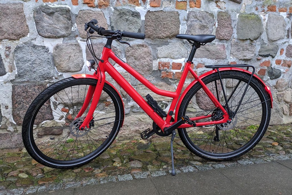 E-Bike von Ampler vor einer Mauerwand.