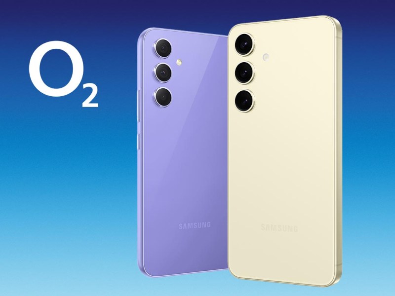Samsung Galaxy S24 + Galaxy S54 vor blauem Hintergrund