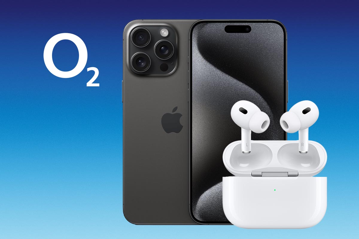 iPhone 15 Pro Max in Schwarz und Apple AirPods Pro vor blauem Hintergrund