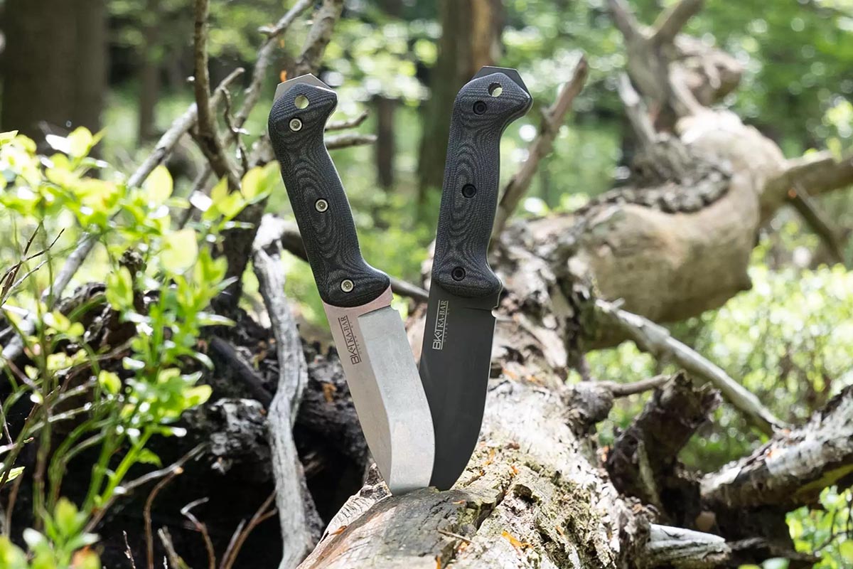 Zwei Messer in einem Baumstamm.